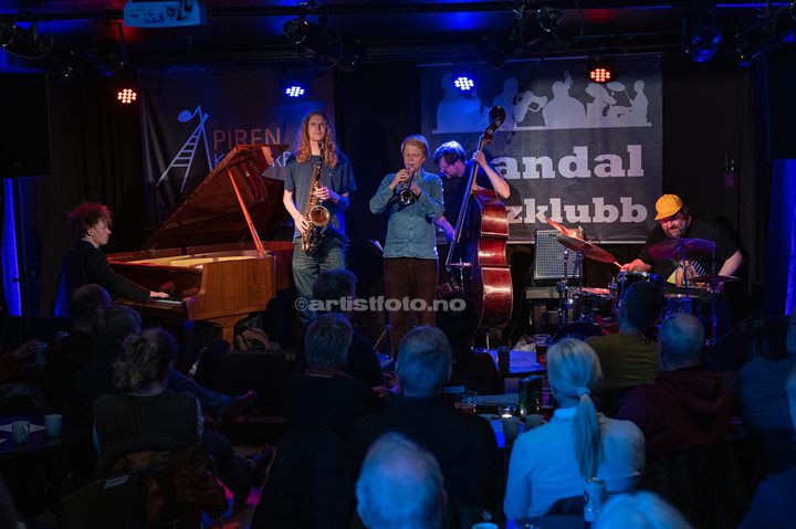 Fra venstre: Piano - Jeppe Zeeberg, sax - Mads Egetoft, trompet - Erik Kimestad Pedersen, bass - Ole Morten Vågan, trommer - Kresten Osgood. Kresten Osgood Quintet. Piren Kulturrom, Mandal. Foto: Svein Erik Nomeland