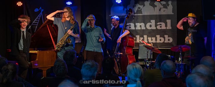 Fra venstre: Piano - Jeppe Zeeberg, sax - Mads Egetoft, trompet - Erik Kimestad Pedersen, bass - Ole Morten Vågan, trommer - Kresten Osgood. Kresten Osgood Quintet. Piren Kulturrom, Mandal. Foto: Svein Erik Nomeland