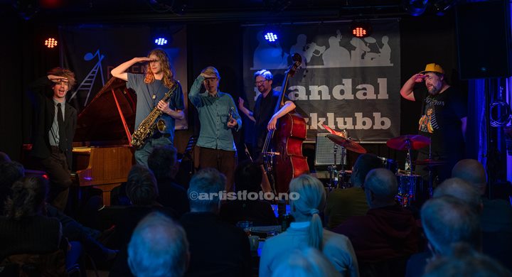 Fra venstre: Piano - Jeppe Zeeberg, sax - Mads Egetoft, trompet - Erik Kimestad Pedersen, bass - Ole Morten Vågan, trommer - Kresten Osgood. Kresten Osgood Quintet. Piren Kulturrom, Mandal. Foto: Svein Erik Nomeland