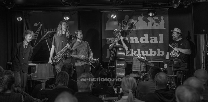 Fra venstre: Piano - Jeppe Zeeberg, sax - Mads Egetoft, trompet - Erik Kimestad Pedersen, bass - Ole Morten Vågan, trommer - Kresten Osgood. Kresten Osgood Quintet. Piren Kulturrom, Mandal. Foto: Svein Erik Nomeland