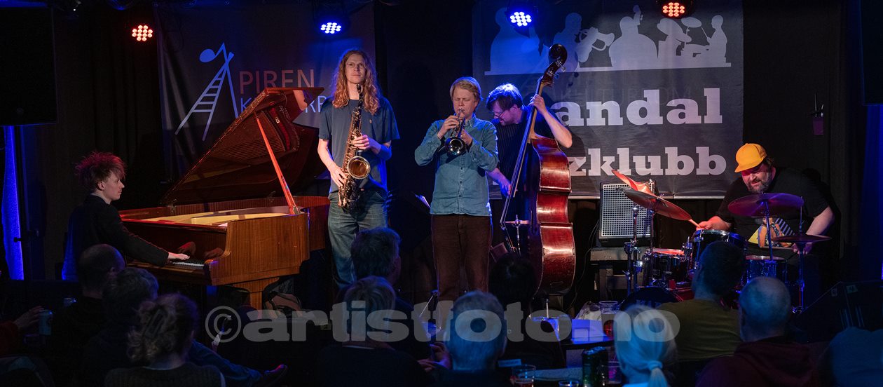 Fra venstre: Piano - Jeppe Zeeberg, sax - Mads Egetoft, trompet - Erik Kimestad Pedersen, bass - Ole Morten Vågan, trommer - Kresten Osgood. Kresten Osgood Quintet. Piren Kulturrom, Mandal. Foto: Svein Erik Nomeland (header)