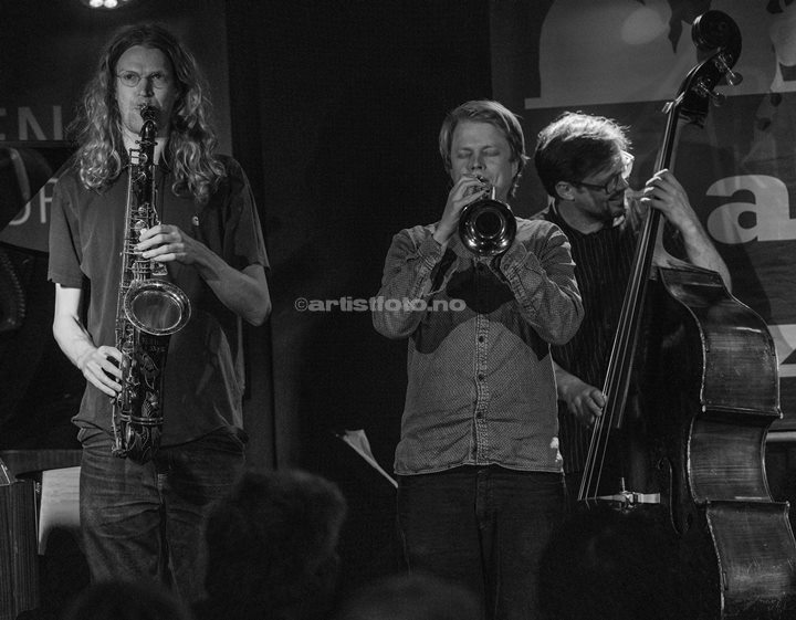 Fra venstre: Mads Egetoft, Erik Kimestad Pedersen, Ole Morten Vågan. Kresten Osgood Quintet. Piren Kulturrom, Mandal. Foto: Svein Erik Nomeland . Kresten Osgood Quintet. Piren Kulturrom, Mandal. Foto: Svein Erik Nomeland