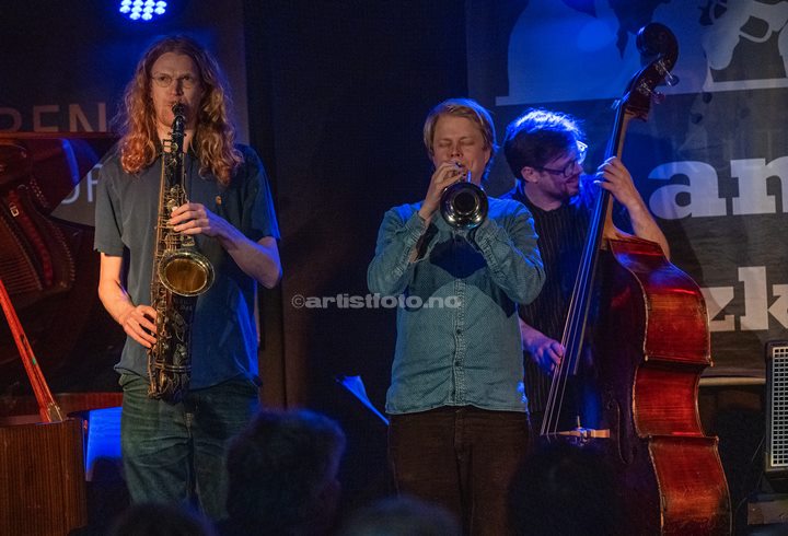 Fra venstre: Mads Egetoft, Erik Kimestad Pedersen, Ole Morten Vågan. Kresten Osgood Quintet. Piren Kulturrom, Mandal. Foto: Svein Erik Nomeland . Kresten Osgood Quintet. Piren Kulturrom, Mandal. Foto: Svein Erik Nomeland