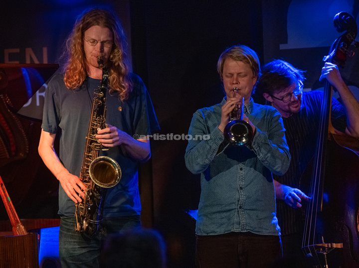 Fra venstre: Mads Egetoft, Erik Kimestad Pedersen, Ole Morten Vågan. Kresten Osgood Quintet. Piren Kulturrom, Mandal. Foto: Svein Erik Nomeland . Kresten Osgood Quintet. Piren Kulturrom, Mandal. Foto: Svein Erik Nomeland