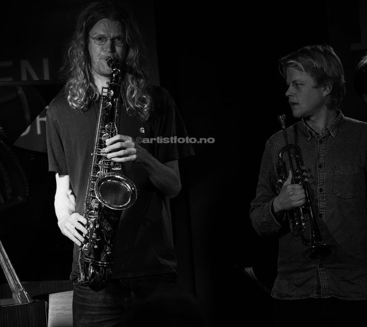 Fra venstre: Mads Egetoft, Erik Kimestad Pedersen, Mathias Petri. Kresten Osgood Quintet. Piren Kulturrom, Mandal. Foto: Svein Erik Nomeland