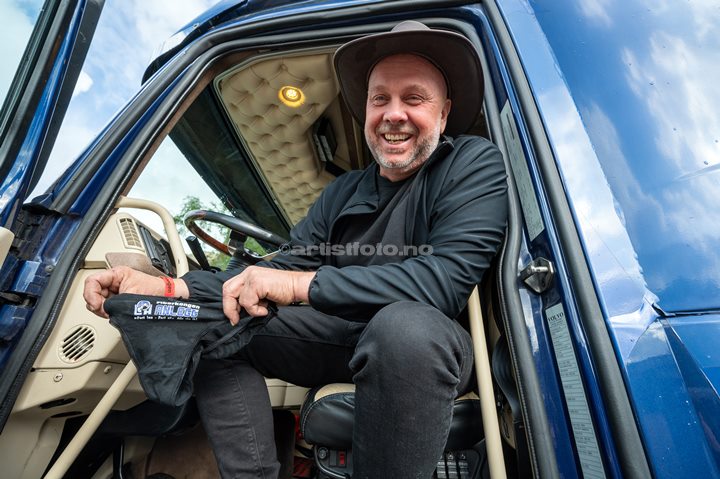 Guttorm Lindefjell fra Kvinesdal kom med en råtass av trailer til Kongsdalen Foto: Svein Erik Nomeland