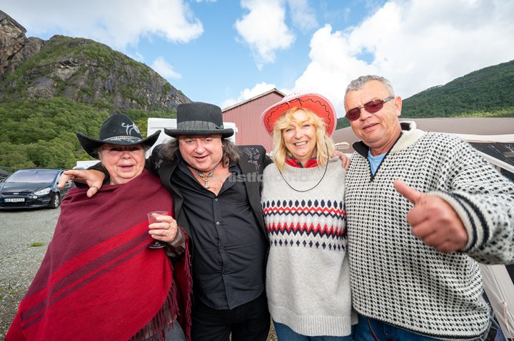 Damen og Presten sammen med venner! fra venstre: Kjersti Kraakenes, Terje Kraakenes, Evy Lyngstad og Kenneth Stava. Foto: Svein Erik Nomeland