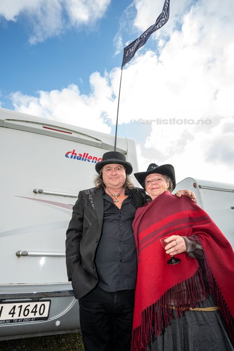 Damen og Presten! ( Kjersti Kraakenes og Terje Kraakenes) De koste seg på Campingen. Foto: Svein Erik Nomeland