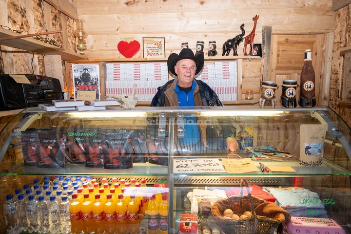 Arvid Mæland var også innom souvenir butikken en tur. Foto: Svein Erik Nomeland