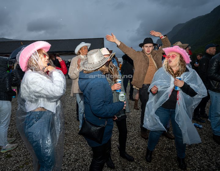 God stemning og dansing i regn under konserten med Carina Dahl. Foto: Svein Erik Nomeland