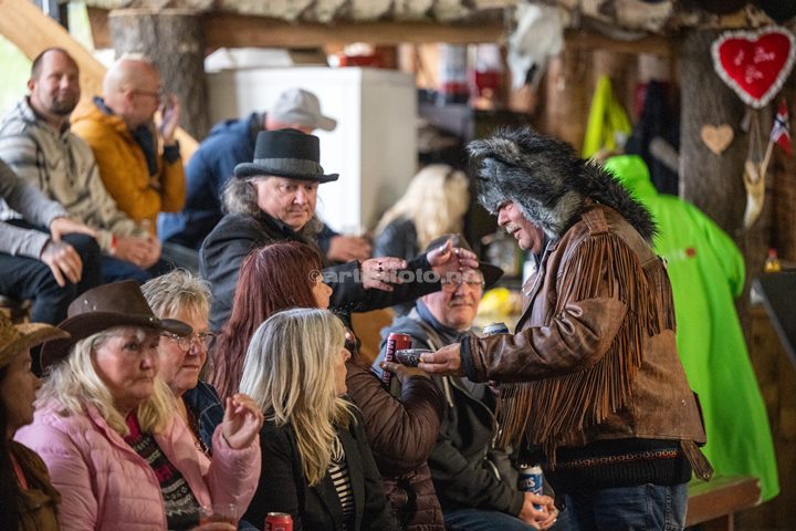 Svein Inge Sandal med pelslua, Sommerfest i Kongsdalen, Foto: Svein Erik Nomeland