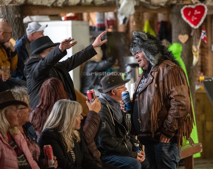 Svein Inge Sandal med pelslua, Sommerfest i Kongsdalen, Foto: Svein Erik Nomeland