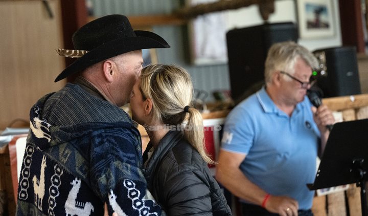 Arvid Mæland danser med kjæresten Anette Bilstad, Sommerfest i Kongsdalen, , Foto: Svein Erik Nomelandi Kongsdalen, Arvid Mæland, Foto: Svein Erik Nomeland