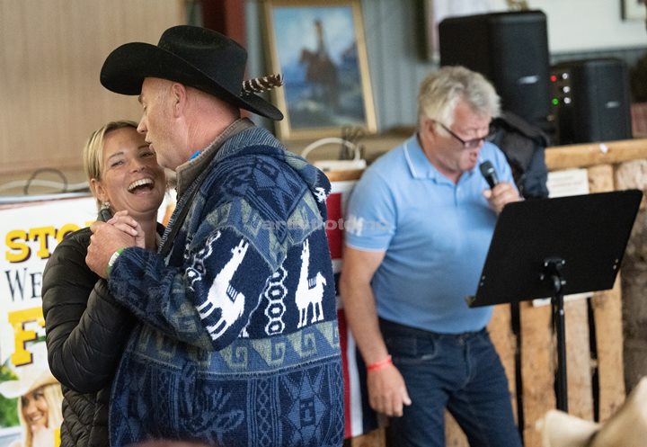 Arvid Mæland danser med kjæresten Anette Bilstad: Artist Geir Helge Haga underholdt på låven under Sommerfesten i Kongsdalen, , Foto: Svein Erik Nomeland