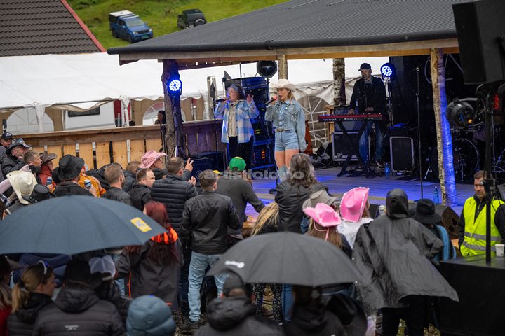 Carina Dahl spilte i pøs regnvær på Sommerfesten i Kongsdalen