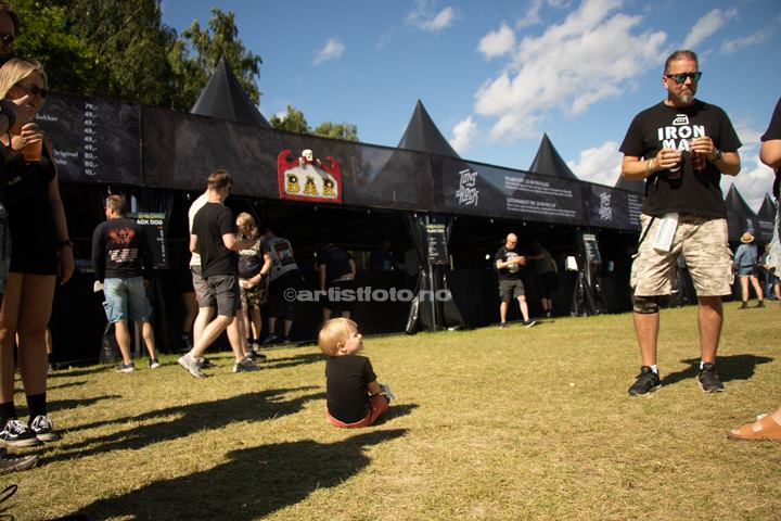 Martin (2 år) fra Oslo var også til stede sammen med mamma og pappa, Tons of Rock 2024. Foto: Millie Steinsdóttir Leirvik