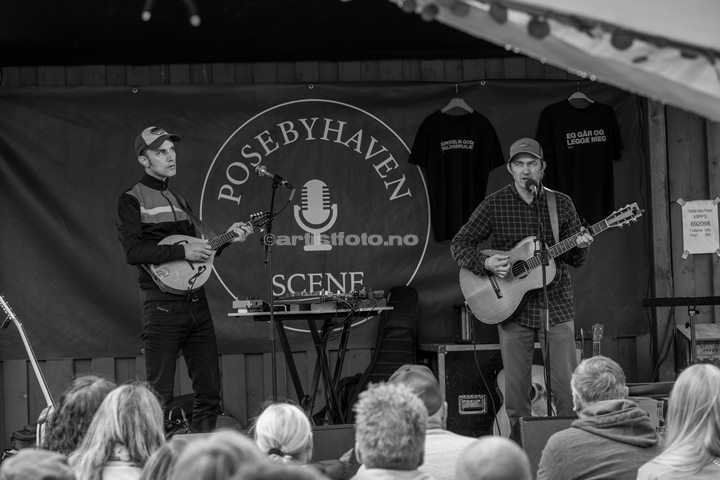 fra venstre: Erlend Aasland og Tønes. Konsert med Tønes, Posebyhaven, Kristiansand. Foto: Svein Erik Nomeland