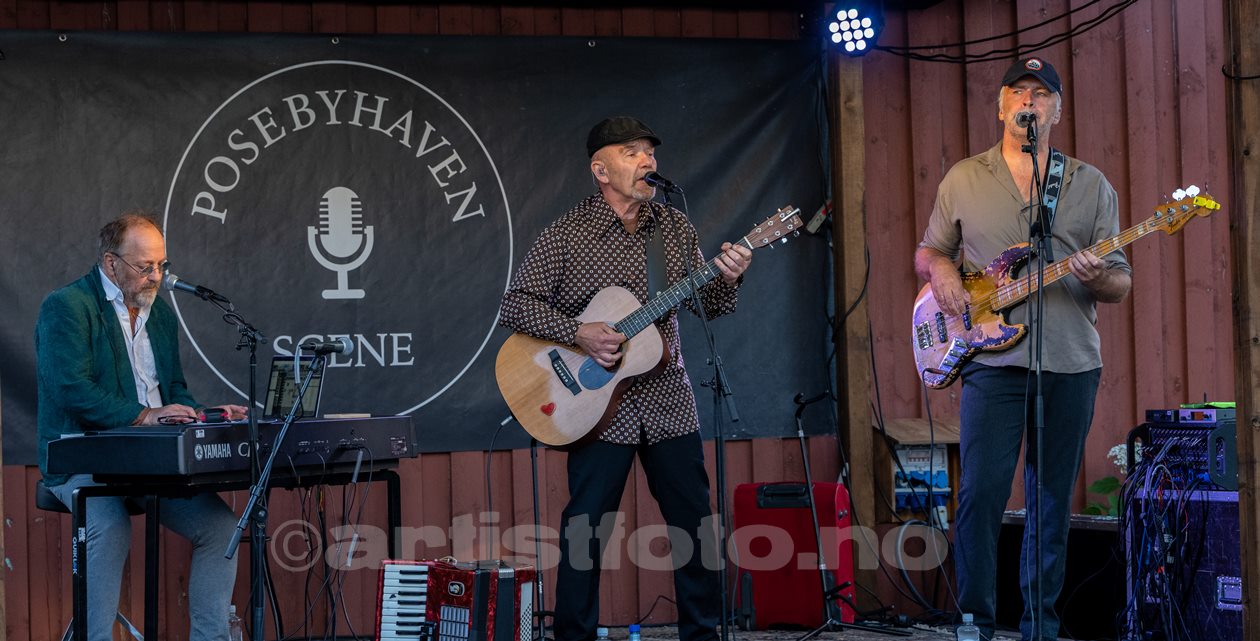 Fra venstre: Lars Gunnar Lien, Ulf Risnes, Kjetil Sandnes .Tre Små Kinesere i Posebyhaven, Kristiansand, 2024. (header)Foto: Svein Erik Nomeland