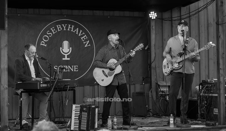 Fra venstre: Lars Gunnar Lien, Ulf Risnes, Kjetil Sandnes .Tre Små Kinesere i Posebyhaven, Kristiansand, 2024. Foto: Svein Erik Nomeland