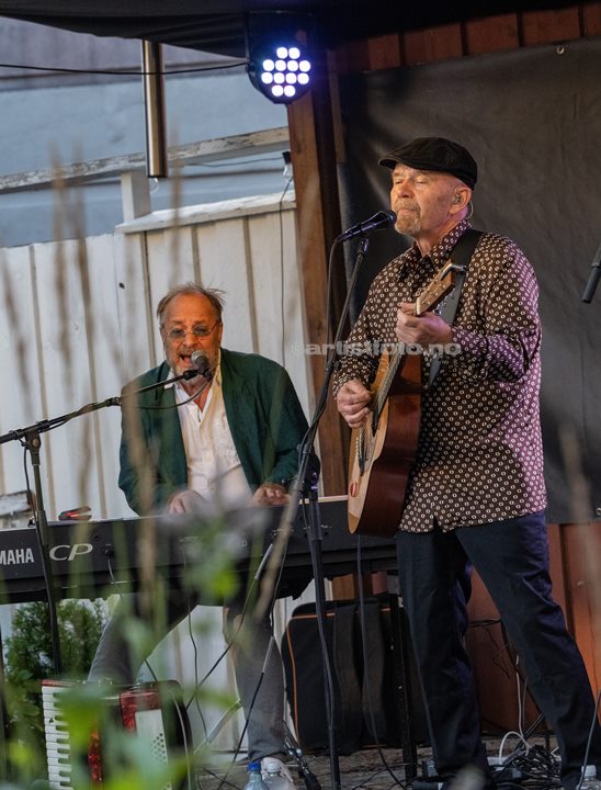 Fra venstre: Lars Gunnar Lien, Ulf Risnes. Tre Små Kinesere i Posebyhaven, Kristiansand, 2024. Foto: Svein Erik Nomeland