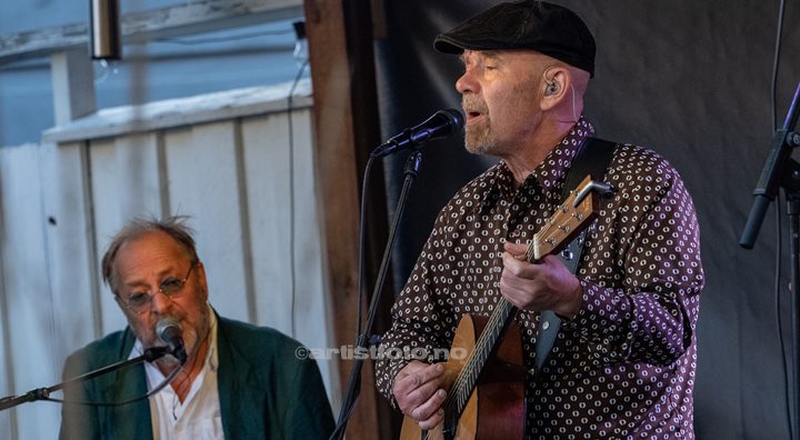 Fra venstre: Lars Gunnar Lien, Ulf Risnes. Tre Små Kinesere i Posebyhaven, Kristiansand, 2024. Foto: Svein Erik Nomeland