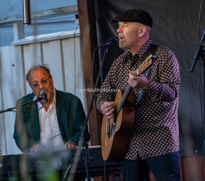 Fra venstre: Lars Gunnar Lien, Ulf Risnes. Tre Små Kinesere i Posebyhaven, Kristiansand, 2024. Foto: Svein Erik Nomeland