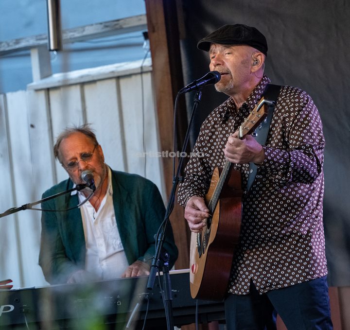 Fra venstre: Lars Gunnar Lien, Ulf Risnes. Tre Små Kinesere i Posebyhaven, Kristiansand, 2024. Foto: Svein Erik Nomeland