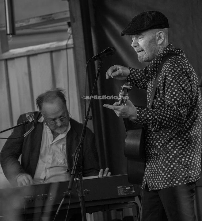 Fra venstre: Lars Gunnar Lien, Ulf Risnes. Tre Små Kinesere i Posebyhaven, Kristiansand, 2024. Foto: Svein Erik Nomeland