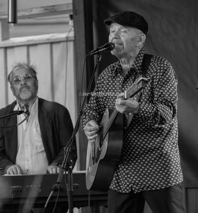 Fra venstre: Lars Gunnar Lien, Ulf Risnes. Tre Små Kinesere i Posebyhaven, Kristiansand, 2024. Foto: Svein Erik Nomeland