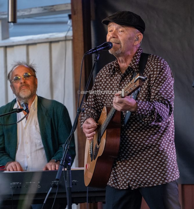Fra venstre: Lars Gunnar Lien, Ulf Risnes. Tre Små Kinesere i Posebyhaven, Kristiansand, 2024. Foto: Svein Erik Nomeland