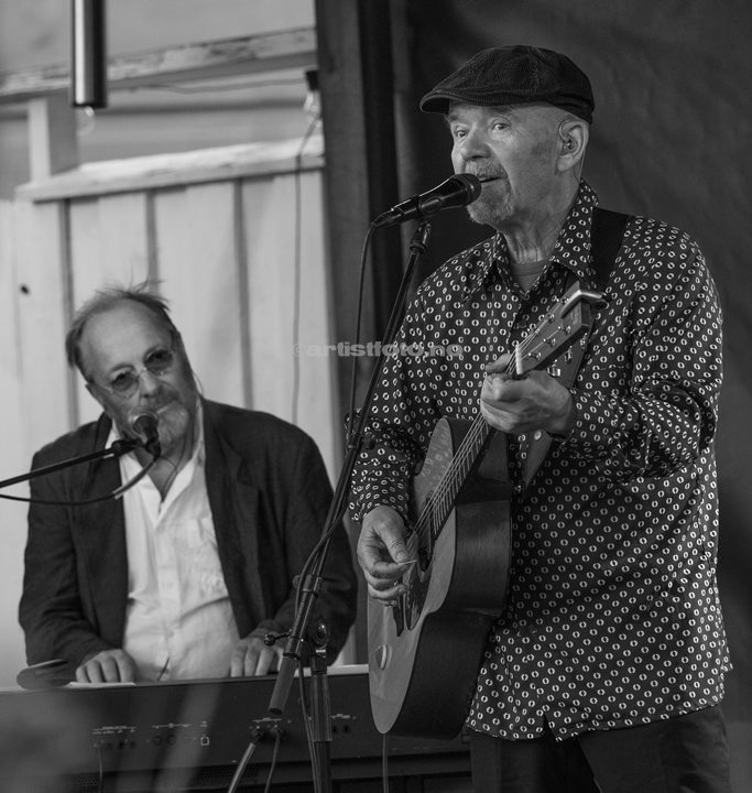 Fra venstre: Lars Gunnar Lien, Ulf Risnes. Tre Små Kinesere i Posebyhaven, Kristiansand, 2024. Foto: Svein Erik Nomeland