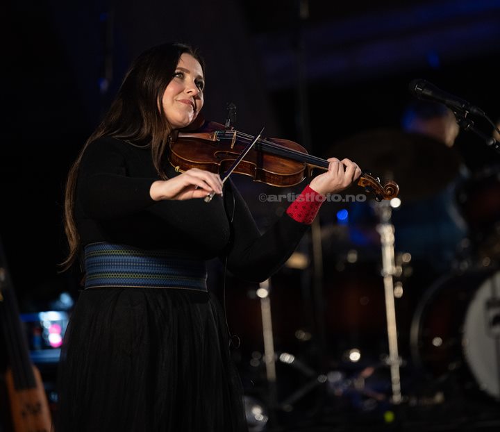 Marie Klåpbakken, konsert med Helene Bøksle, Elverhøy, Ravnedalen i Kristiansand. Foto: Svein Erik Nomeland