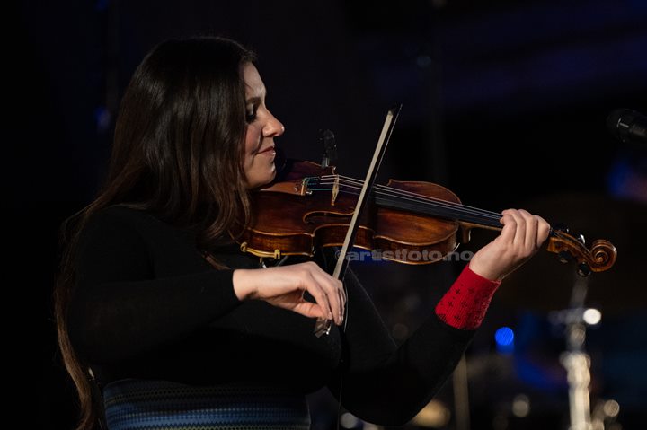 Marie Klåpbakken, konsert med Helene Bøksle, Elverhøy, Ravnedalen i Kristiansand. Foto: Svein Erik Nomeland