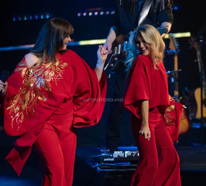 Fra venstre: Lise Karlsnes og Charlotte Brænna, Waterloo – Vår ABBA-hyllest, Kilden Kristiansand. Foto: Svein Erik Nomeland