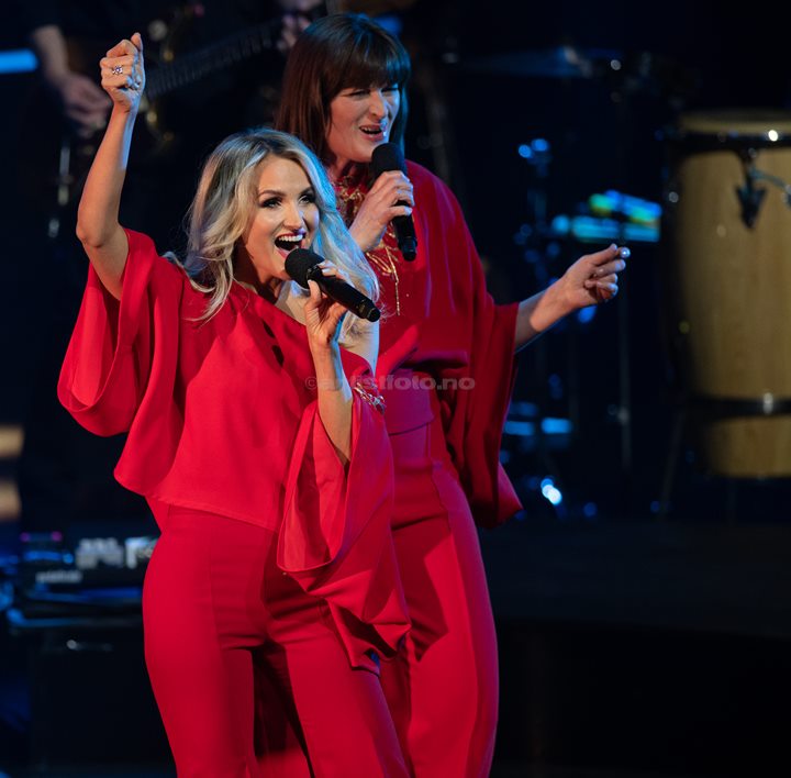 Fra venstre: Charlotte Brænna, og Lise Karlsnes. Waterloo – Vår ABBA-hyllest, Kilden Kristiansand. Foto: Svein Erik Nomeland