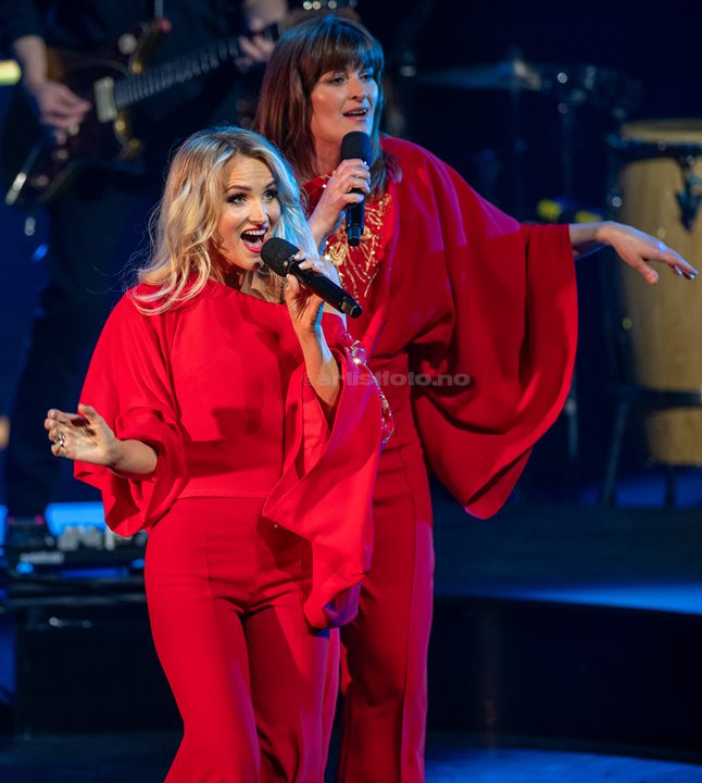 Fra venstre: Charlotte Brænna, og Lise Karlsnes. Waterloo – Vår ABBA-hyllest, Kilden Kristiansand. Foto: Svein Erik Nomeland