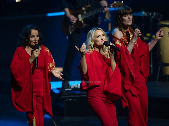Fra venstre: Inger Lise Rypdal, Charlotte Brænna, og Lise Karlsnes. Waterloo – Vår ABBA-hyllest, Kilden Kristiansand. Foto: Svein Erik Nomeland