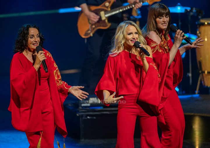 Fra venstre: Inger Lise Rypdal, Charlotte Brænna, og Lise Karlsnes. Waterloo – Vår ABBA-hyllest, Kilden Kristiansand. Foto: Svein Erik Nomeland