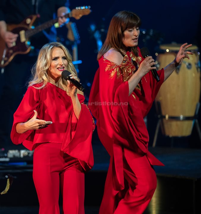 Fra venstre: Charlotte Brænna, og Lise Karlsnes. Waterloo – Vår ABBA-hyllest, Kilden Kristiansand. Foto: Svein Erik Nomeland