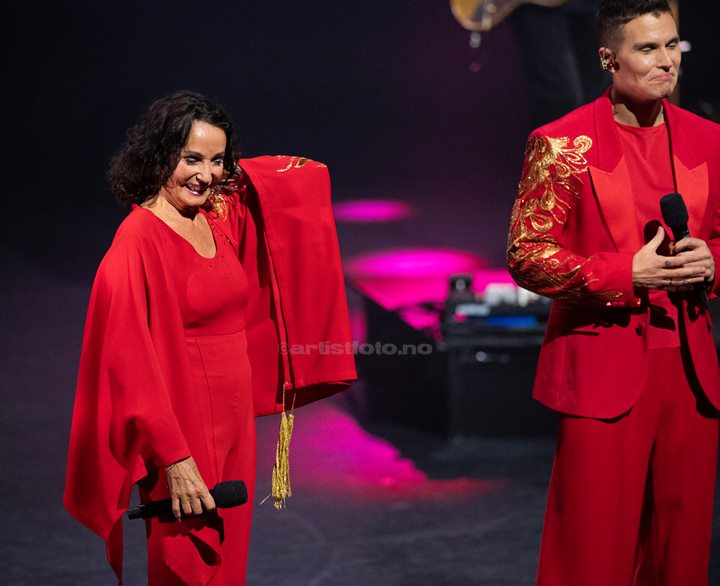 Fra venstre: Inger Lise Rypdal og Atle Pettersen. Waterloo – Vår ABBA-hyllest, Kilden Kristiansand. Foto: Svein Erik Nomeland