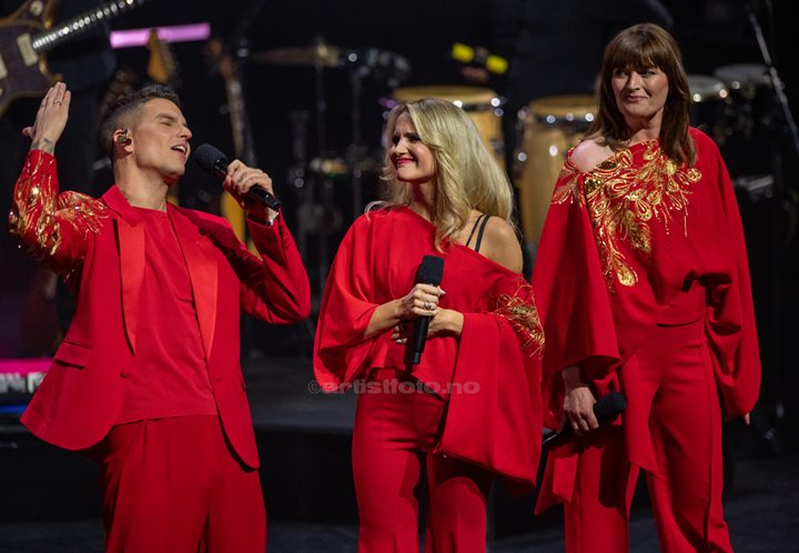 Fra venstre: Atle Pettersen, Charlotte Brænna, Lise Karlsnes Waterloo – Vår ABBA-hyllest, Kilden Kristiansand. Foto: Svein Erik Nomeland