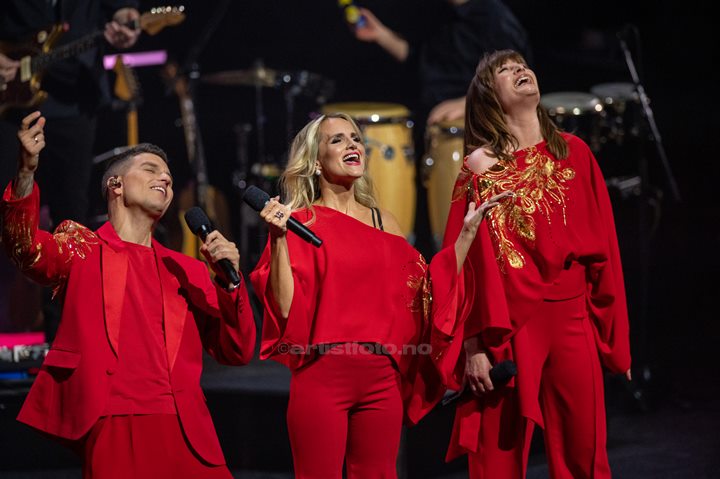 Fra venstre: Atle Pettersen, Charlotte Brænna, Lise Karlsnes Waterloo – Vår ABBA-hyllest, Kilden Kristiansand. Foto: Svein Erik Nomeland