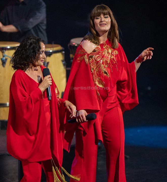 Fra venstre: Inger Lise Rypdal og Lise Karlsnes. Waterloo – Vår ABBA-hyllest, Kilden Kristiansand. Foto: Svein Erik Nomeland