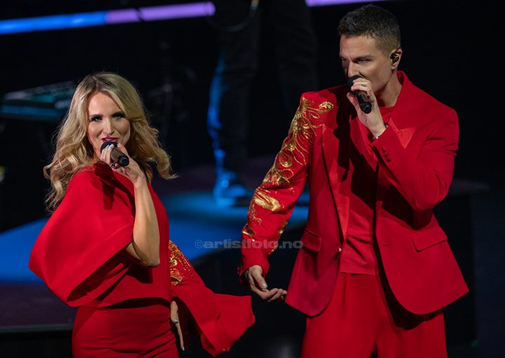 Fra venstre: Charlotte Brænna og Atle Pettersen. Waterloo – Vår ABBA-hyllest, Kilden Kristiansand. Foto: Svein Erik Nomeland