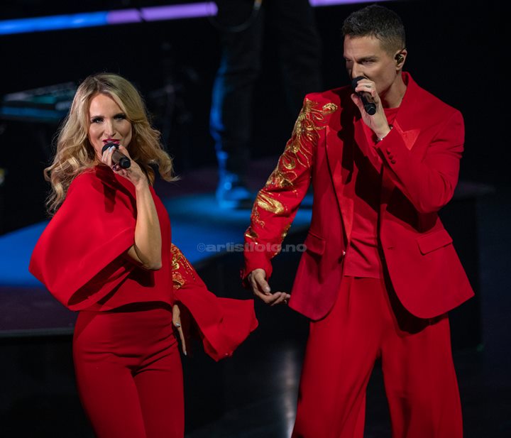 Fra venstre: Charlotte Brænna og Atle Pettersen. Waterloo – Vår ABBA-hyllest, Kilden Kristiansand. Foto: Svein Erik Nomeland