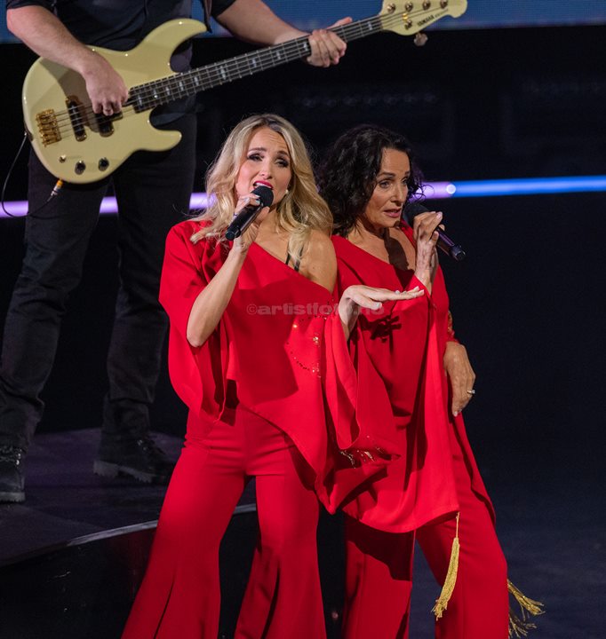 Fra venstre: Charlotte Brænna og Inger Lise Rypdal. Waterloo – Vår ABBA-hyllest, Kilden Kristiansand. Foto: Svein Erik Nomeland