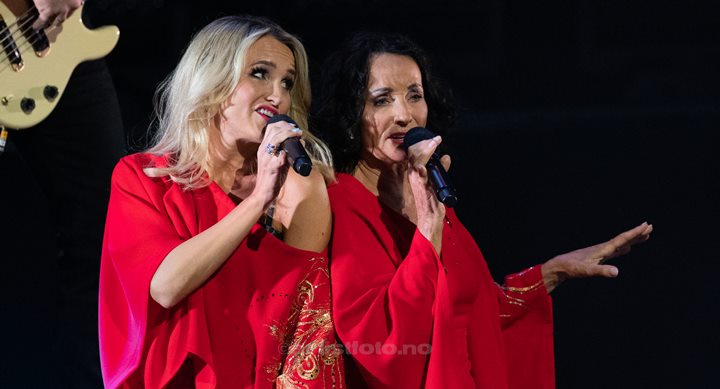 Fra venstre: Charlotte Brænna og Inger Lise Rypdal. Waterloo – Vår ABBA-hyllest, Kilden Kristiansand. Foto: Svein Erik Nomeland