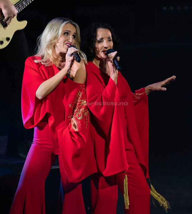 Fra venstre: Charlotte Brænna og Inger Lise Rypdal. Waterloo – Vår ABBA-hyllest, Kilden Kristiansand. Foto: Svein Erik Nomeland