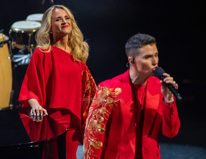 Fra venstre: Charlotte Brænna og Atle Pettersen. Waterloo – Vår ABBA-hyllest, Kilden Kristiansand. Foto: Svein Erik Nomeland