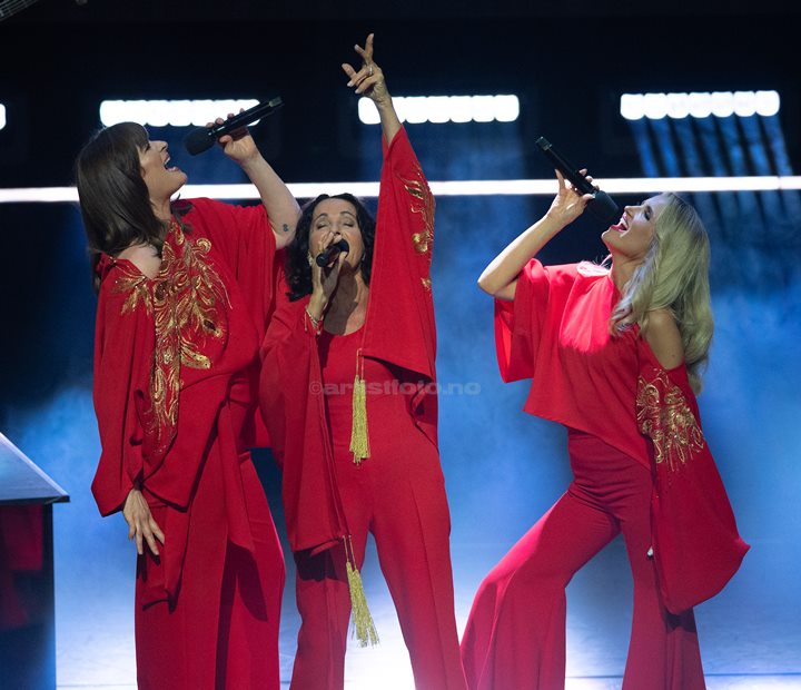 Fra venstre: Lise Karlsnes, Inger Lise Rypdal og Charlotte Brænna. Waterloo – Vår ABBA-hyllest, Kilden Kristiansand. Foto: Svein Erik Nomeland